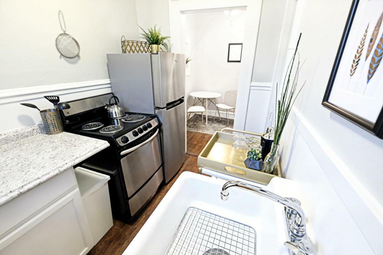 Local Hotspot Shelter In Place Here! Dallas Bagian luar foto